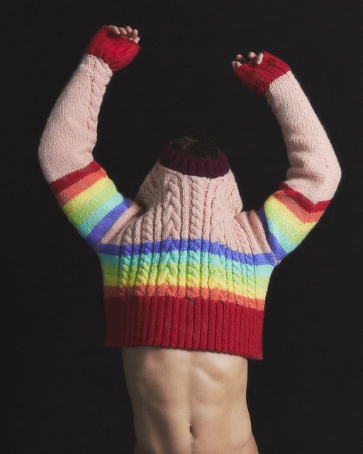 慶祝同志驕傲月！盤點時尚品牌 Pride Month 限定系列：Balenciaga、Versace x Cher，還有 Ami 與跳水王子 Tom Daley 彩虹毛衣！