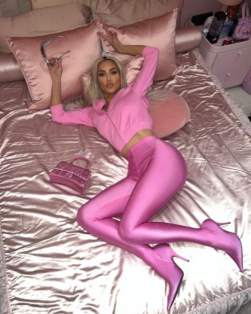 Kim Kardashian 換上全身粉紅造型，將自己化身成 「Balenciaga 版芭比娃娃」！