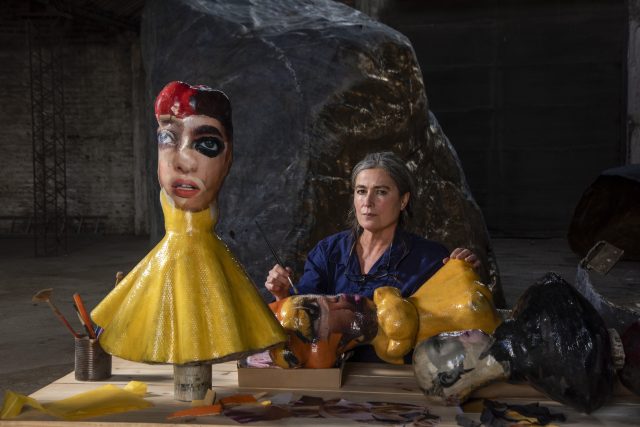 Sarah Burton 反其道而行將創作「過程」公開：12位女性藝術家以 Alexander McQueen 2022早秋系列為靈感的藝術作品