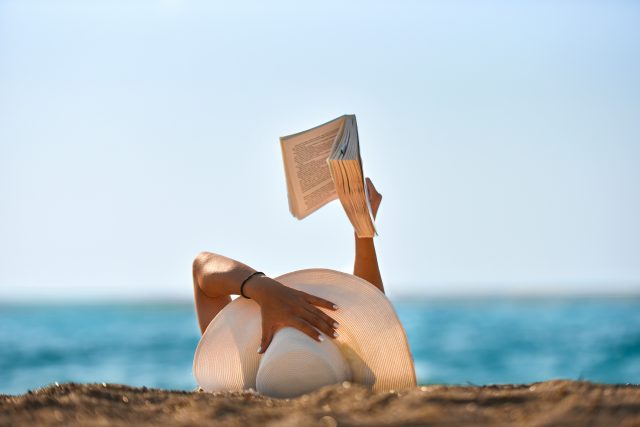 2022 夏日書單：一起探討愛情與生活，細列 7 本沙灘上的最佳讀物！