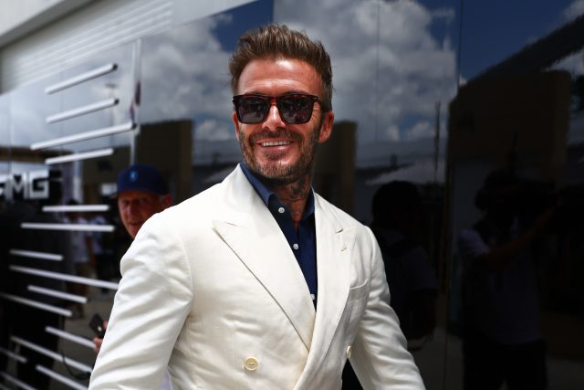 關鍵在於亞麻西裝！David Beckham 親自解答男士面對的夏日煩惱：如何在高溫穿正裝？