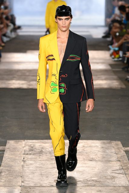 Moschino 向已故時尚插畫家 Tony Viramontes 致敬，強勁筆觸與鮮豔色調成設計亮點｜Spring / Summer 2023 Menswear