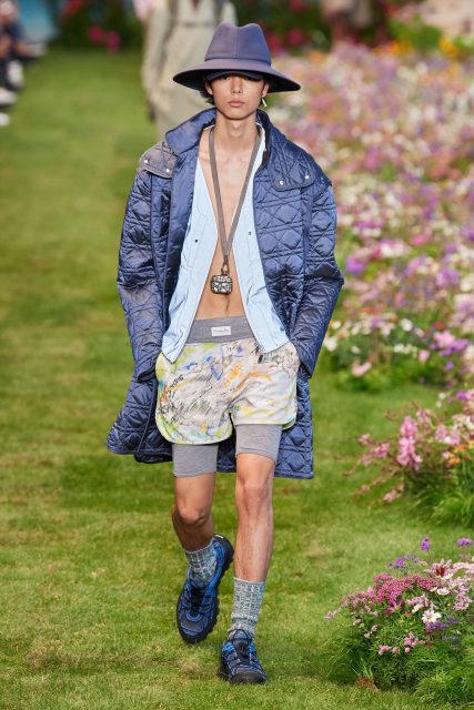 Dior Men 還原 Christian Dior 先生童年花園，與美國品牌  Mystery Ranch 聯乘多款手袋設計 ｜Summer 2023 Menswear