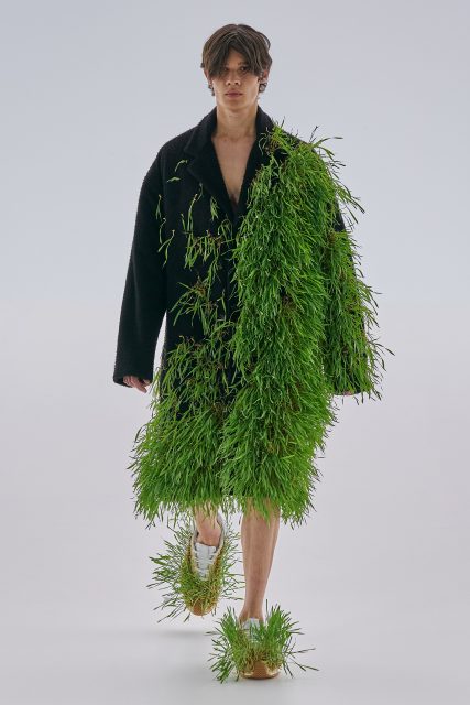 大自然與科技的完美演繹：Loewe 讓衣服及鞋上栽種植物，模特兒身上掛着電子屏幕｜Spring / Summer 2023 Menswear