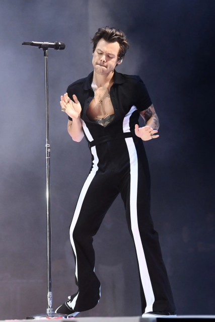 Harry Styles 專屬舞台制服只有一款！跨越性別 jumpsuit 連身褲向偶像 David Bowie 致敬