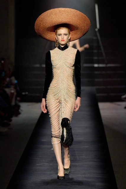 Schiaparelli 以超現實主義讓復古風格「重生」，開展高訂時裝新時代 | Haute Couture Fall 2022