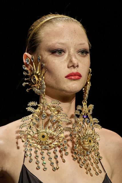 從 Schiaparelli、Chanel 到 Jean Paul Gaultier，細數今季高級訂製時裝週上尤為奪目的 7 件珠寶