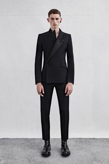 Sarah Burton 以永恆性設計共同發布 Alexander McQueen 兩個系列｜Spring 2023 Menswear