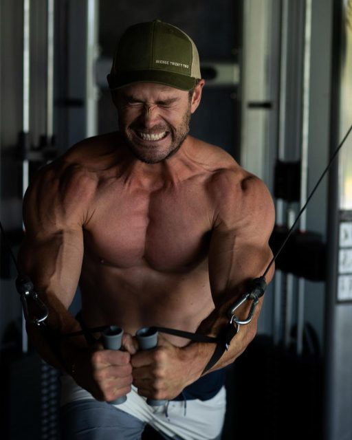 「雷神」 Chris Hemsworth 新鍛鍊課程上線！ 四組循環練出雷神級大胸肌