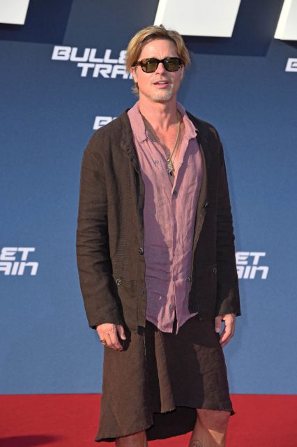 Brad Pitt 積極宣傳新片《殺手列車》！除了灰色裙裝之外，更有多個不同亮眼男士造型