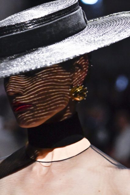 光影與彩妝的結合：Schiaparelli高級定製時裝展的美學盛宴