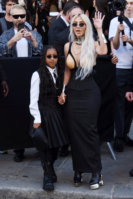 Kim Kardashian 女兒 North West 超搶鏡！於高訂時裝周期間帶來多套前衞「母女裝」造型