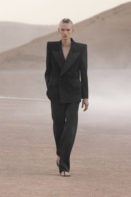 Saint Laurent 於摩洛哥 Marrakech 沙漠打造時尚盛宴，重新演繹經典燕尾服｜Spring / Summer 2023 Menswear
