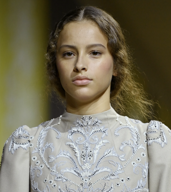 Dior秋冬高級訂製時裝展的妝容變化：唇膏的多樣性 既是胭脂又是修容