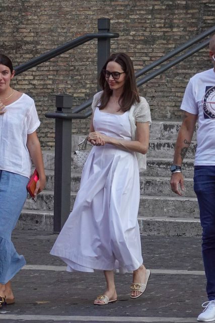 Angelina Jolie 示範完美的 Summer Dress！推薦 4 款值得入手的清爽的白色連衣裙