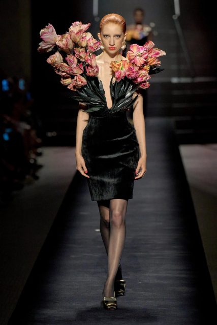 Schiaparelli’s Autumn 2022 Couture Show Bridges Modernity and Wild Romance