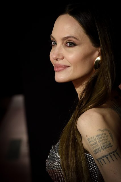 Angelina Jolie 的12句人生哲學「若此生要爭什麼，那必定是自由和權利。若我們有了自由，就去為沒有的人而戰。」
