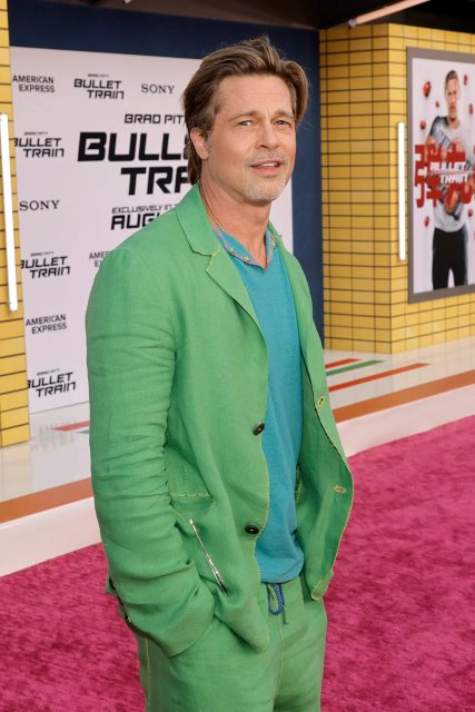 Brad Pitt 以青綠色西裝造型亮相新戲《Bullet Train》首映禮，再次打破了紅地毯規則！