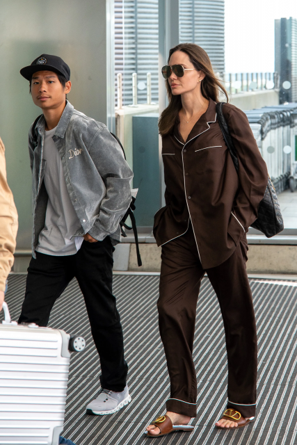 Angelina Jolie 機場造型：全套 Valentino 絲質睡衣造型直奔機場，流露出超隨性時尚