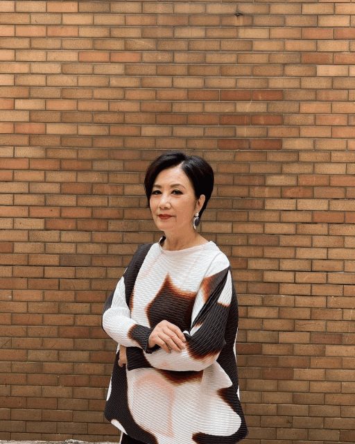 三宅一生逝世｜汪明荃可能是香港最愛穿 Issey Miyake 的女人，精選近年品牌時尚造型