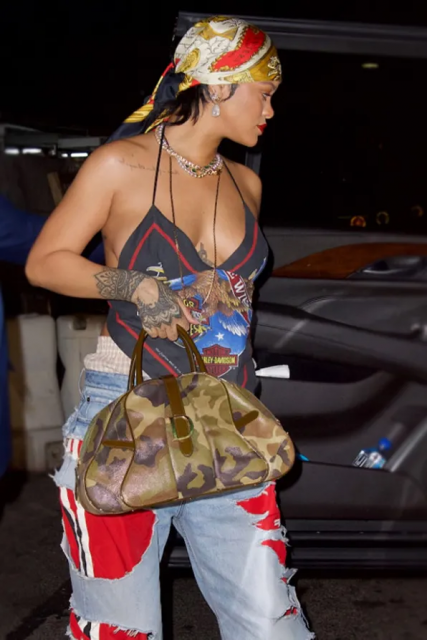 骨灰級收藏家 Rihanna 的時尚收藏品件件都是古董！從 Tom Ford 時代的 Gucci 手袋、到 Dior 復古迷你馬鞍包，想買也買不到！