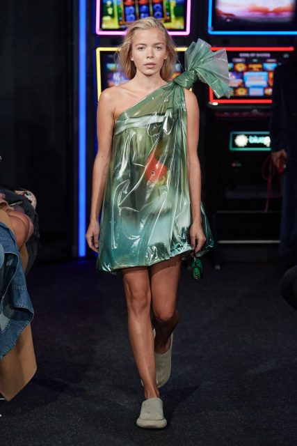 從鍵盤上衣到金魚袋連衣裙：JW Anderson 的「怪誕」設計並非超實，而是對當下世界的折射 | Spring/Summer 2023