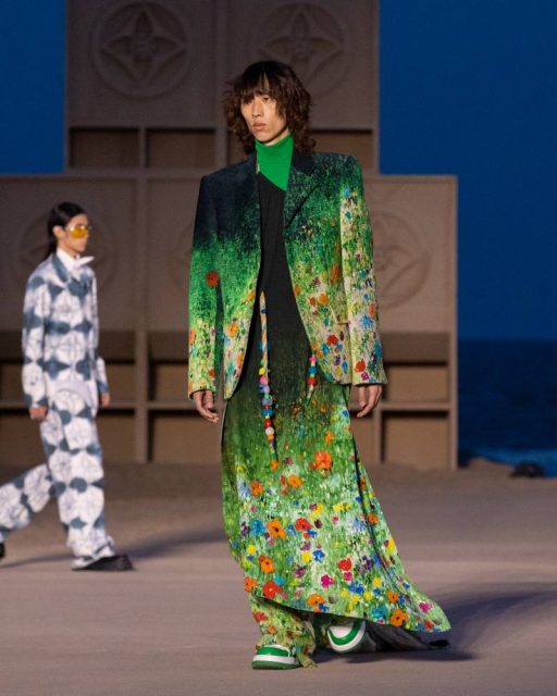 Louis Vuitton 於阿那亞舉行男裝展，打造巨型沙堆遊樂場與全新春夏系列｜ Spring / Summer 2023