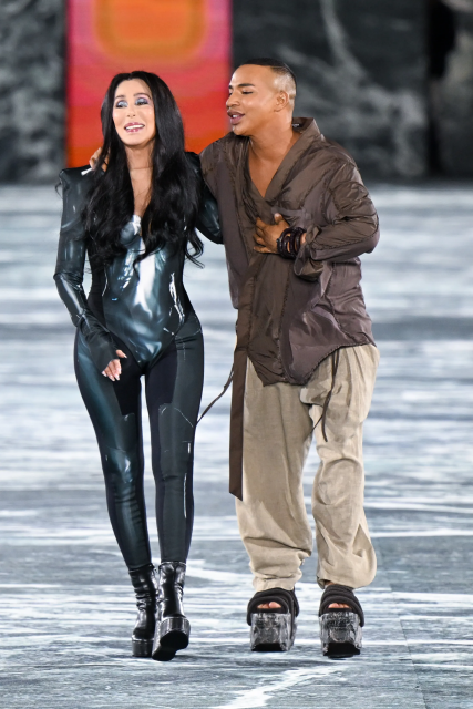 迄今為止最佳明星客串：傳奇天后 Cher 驚喜客串 Balmain 2023春夏時裝展！身穿霸氣墊肩的黑色 catsuit 壓軸登場