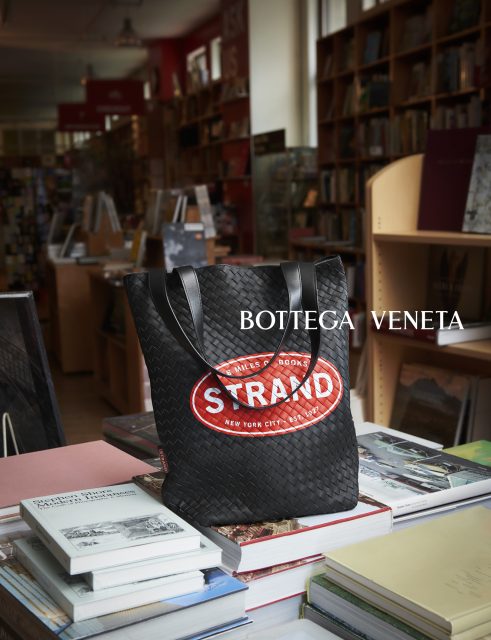 Bottega Veneta 為紐約文化地標 The Strand 書店打造限量版袋款，同步公開創意總監 Matthieu Blazy 私下的閱讀書單！