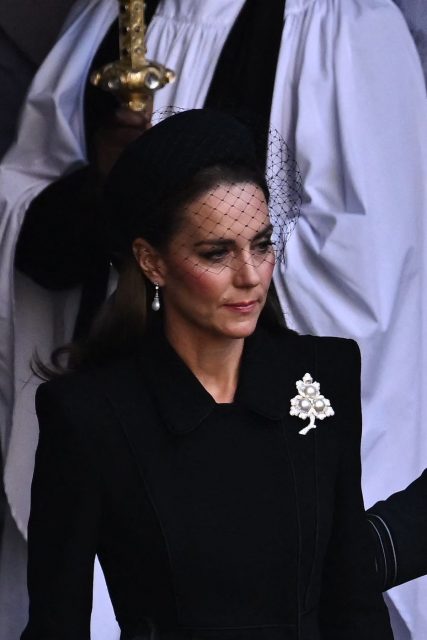 凱特王妃在女王移靈儀式配戴珍珠胸針和珍珠耳環 背後傳承意義令人感動