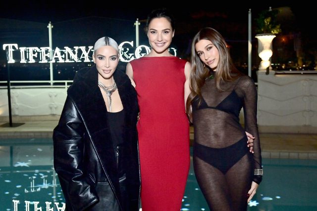 Kim Kardashian、Gal Gadot 和 Hailey Bieber 等一眾名人共同慶祝 Tiffany & Co. 全新 Tiffany Lock 系列