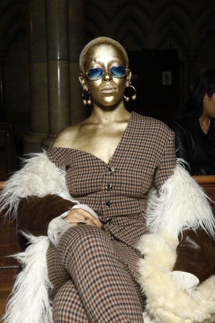 重溫Doja Cat巴黎時裝週的矚目彩妝造型 「小金人」、暗黑版「小丑」