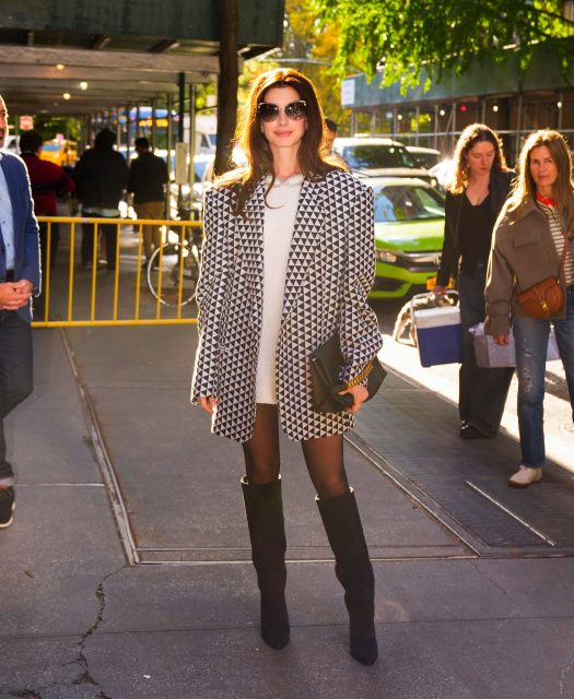 Anne Hathaway 完美示範 2022 秋冬的必備單品！跟着時尚女神學會 Oversized 西裝外套穿搭技巧