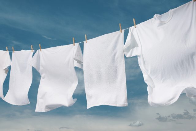 為什麼白/淺色衣物有洗卻還是泛黃？4個方法幫你解除危機讓衣物常保如新！