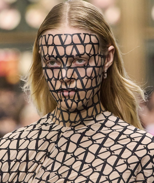 巴黎時裝週令人難忘的美容造型：Valentino「the new naked」把臉部貼滿標誌性印花吧！