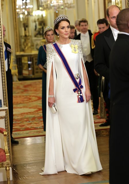 凱特王妃 Kate Middleton 以純白禮服出席國宴，頭頂的「劍橋情人結王冠」曾獲戴安娜王妃及英女王加持！