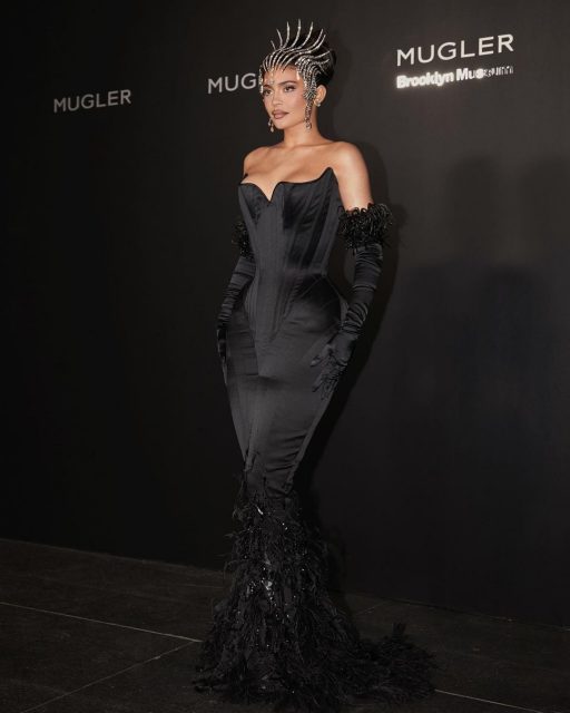 Kylie Jenner 一晚內換三套復古 Mugler 造型出席設計師回顧展，以鑽石頭飾化身成「Mugler 女王」！