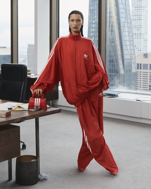 20022世界盃前夕 Balenciaga / Adidas 正式推出！Bella Hadid 化身紐約辦公室中的曼聯迷？