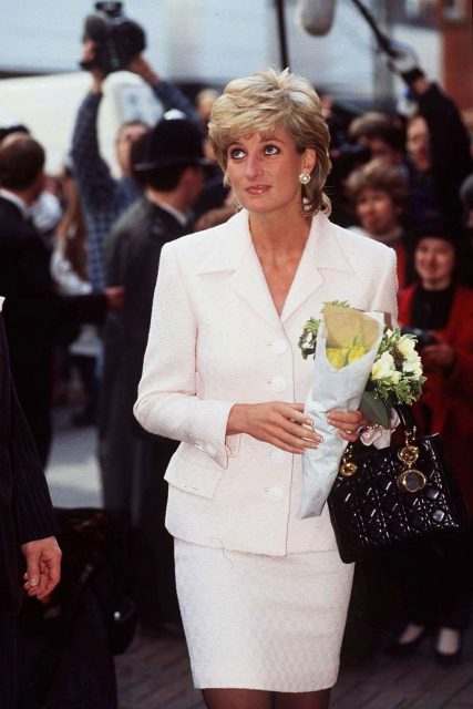 戴安娜王妃最愛手袋！Dior 再度推出戴妃 1996年出席 Met Gala 時的迷你 Lady Dior 手袋限量復刻版