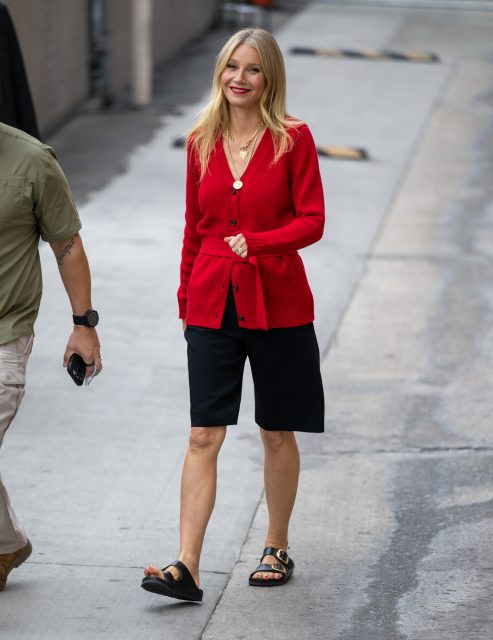 參考影后 Gwyneth Paltrow 最新造型：短西裝褲搭配 Birkenstocks 涼鞋，為秋天添上新意！