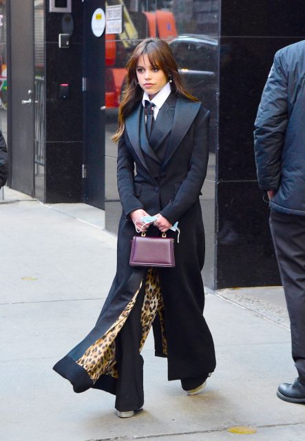 Style File：《Wednesday》20歲新生代女星 Jenna Ortega 封新一代恐怖片女神，精選她的「哥德風格」暗黑時尚造型！