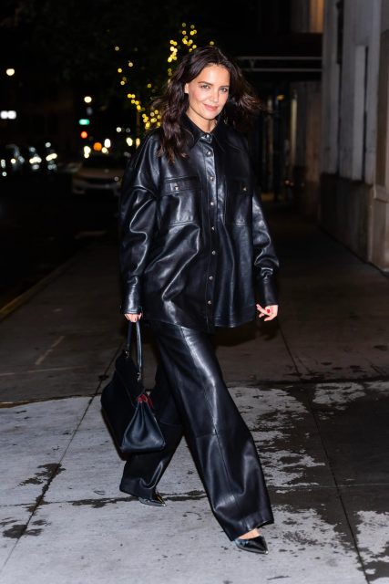 「Leather On Leather」是今季必勝穿搭法則！從 Rihanna、Gigi Hadid 及 Katie Holmes 等名人造型學會時尚皮革穿搭術