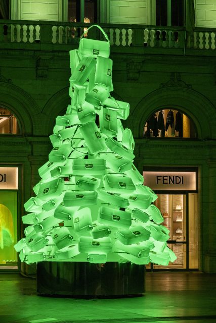 #ChristmasInVogue 裝滿 Fendi 經典 Baguette 手袋的聖誕樹太吸睛！設計背後支持可持續發展？