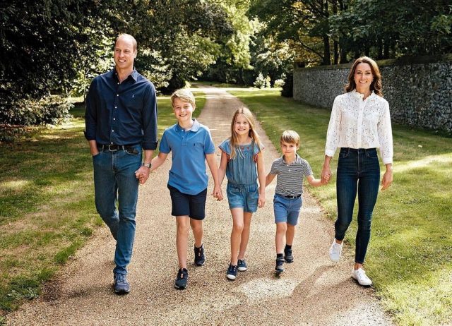 2022英國王室聖誕卡：威廉和凱特作為威爾士親王和王妃的第一張聖誕卡！藍白牛仔悠閒造型溫馨且充滿愛