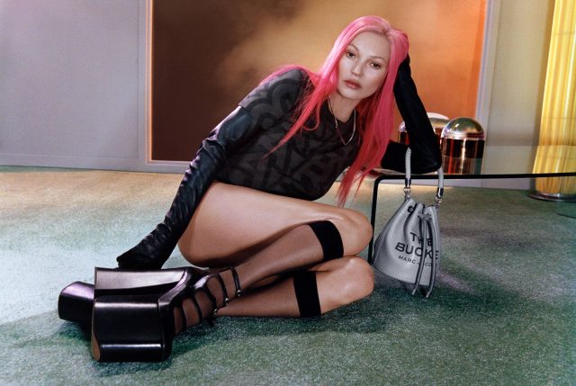 Kate Moss 以經典粉紅髮色演出 Marc Jacobs 最新廣告企劃，話題背後來自 1998 年出現的小插曲？