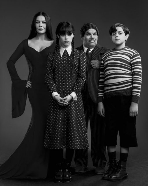 《Wednesday》主角Wednesday Addams的造型穿著的Loafers是來自這個牌子？