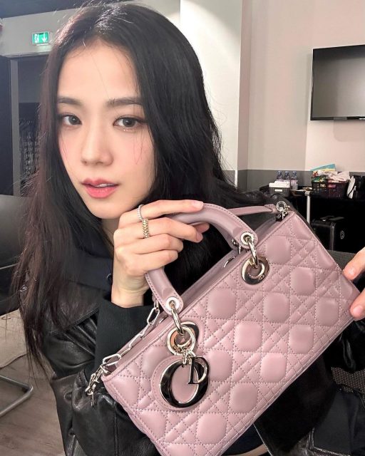 Dior 全新小碼 Lady D-Joy 手袋矚目登場！品牌大使 Jisoo 率先示範全新袋款，以小碼版本演繹經典簡約美學