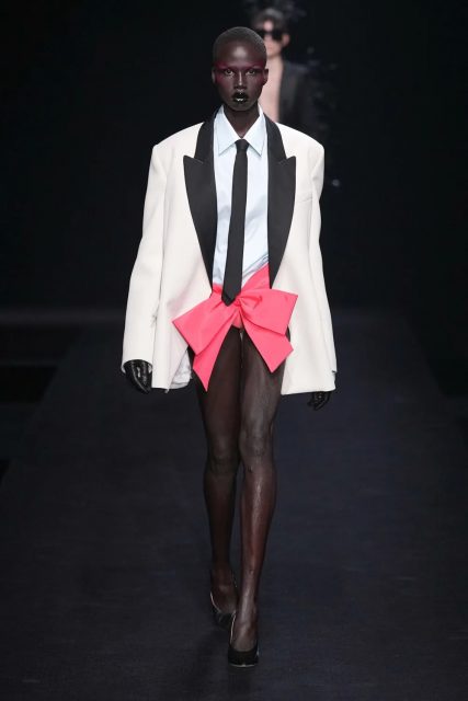 Valentino 打破規則在夜店辦高訂時裝展，將 Haute Couture 格調融合夜生活風采｜Spring 2023 Couture