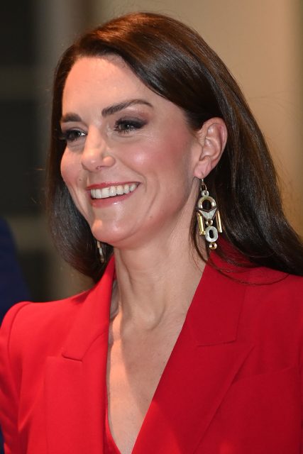 凱特王妃全紅色西裝亮相，焦點在於她耳朵上的平民耳環，價值港幣$700 而已！