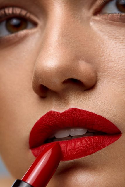 塗錯唇膏會愈塗愈多唇紋？5個你可能會忽略的日常護唇習慣
